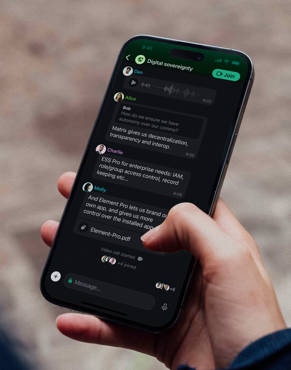 Приложение Element X на смартфоне: те же комнаты и сообщения, что и в браузере